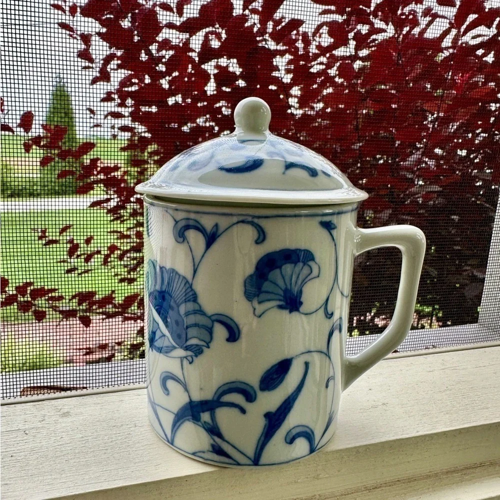 VINTAGE, BLUE & WHITE CHINOISERIE TEA/COFFEE CUP WITH LID.